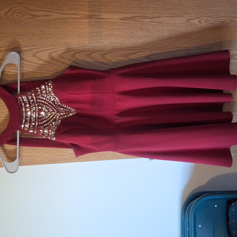 Maroon sleeveless party dress